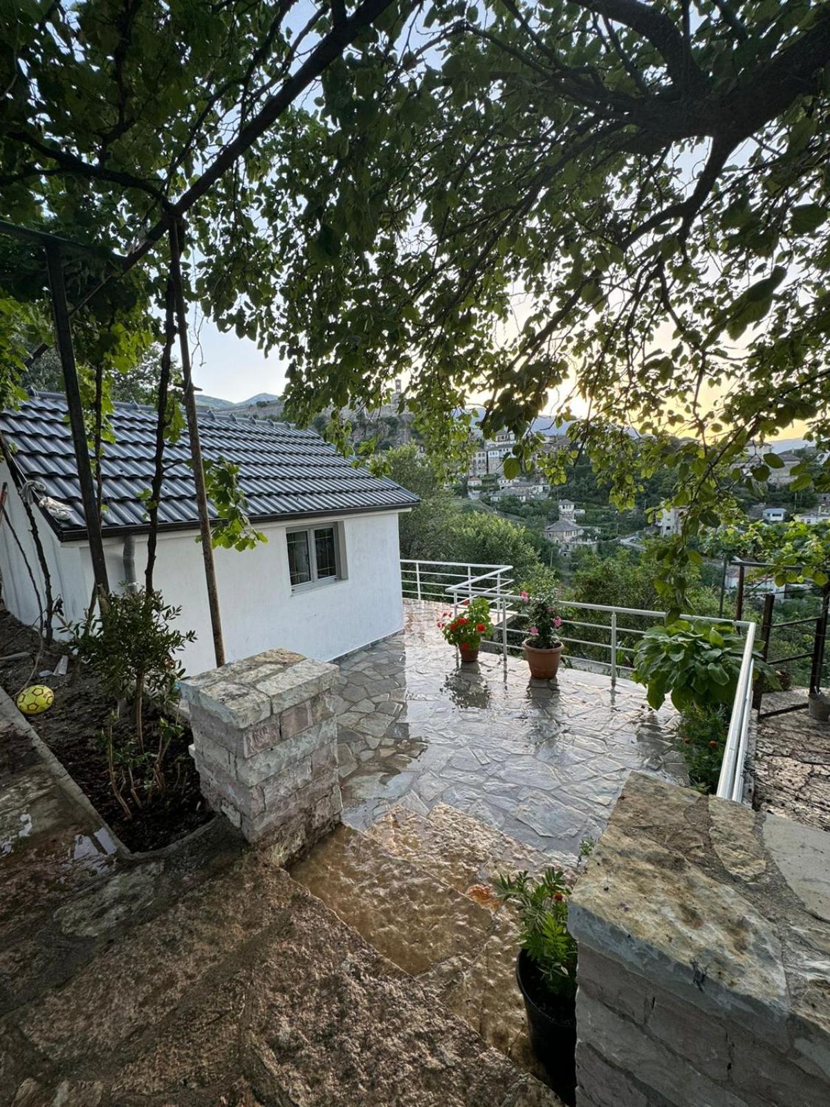 Guest House Argjiro Castle Gjirokastër Esterno foto